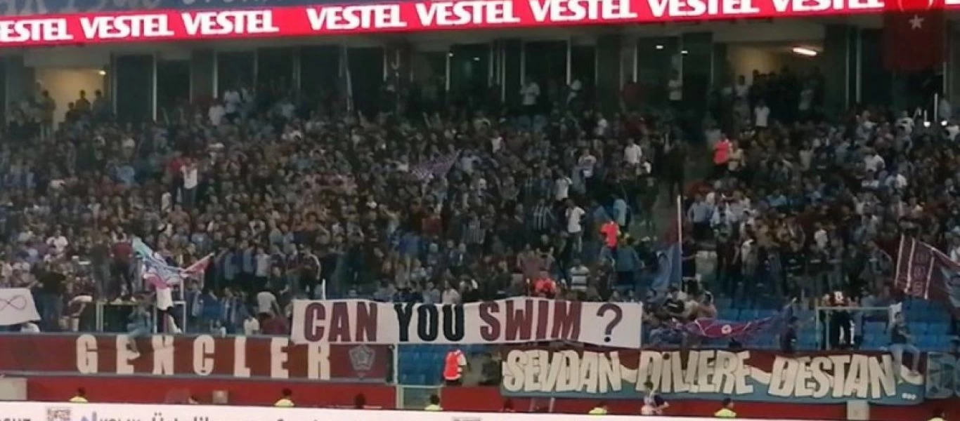 Εμετικό πανό των Τούρκων οπαδών στο ματς της ΑΕΚ: «Ξέρετε κολύμπι;» - Σφύριζαν αδιάφορα οι υπεύθυνοι της UEFA (φώτο)